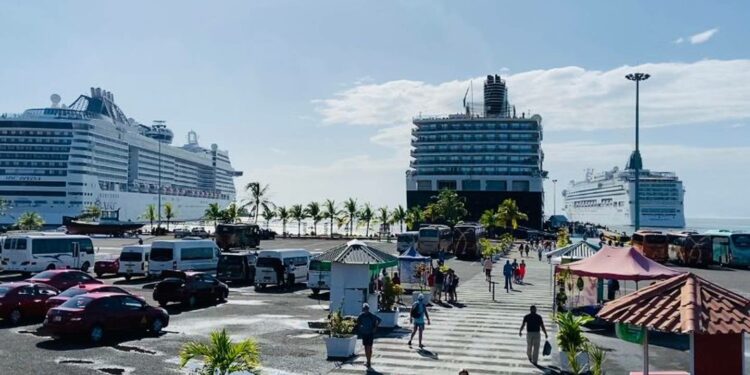 Tres cruceros con 7.000 turistas llegan a Limón simultáneamente