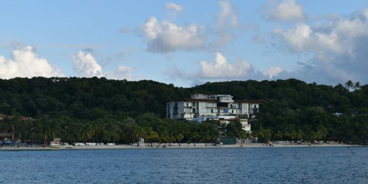 Tripadvisor define a Roatán como uno de los mejores destinos en el Caribe - Hondudiario