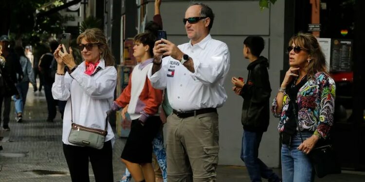 Turismo internacional: aunque llegan más turistas, sigue la salida de divisas por viajes