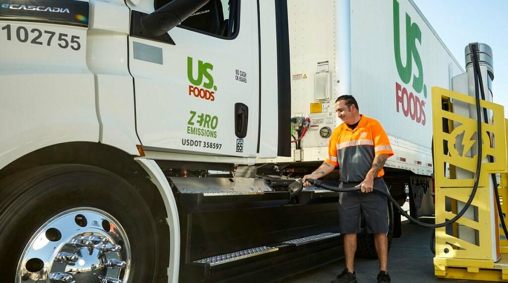 US Foods electrifica su flota con Freightliner eCascadia