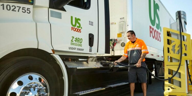US Foods electrifica su flota con Freightliner eCascadia