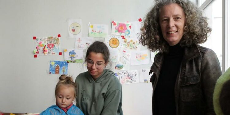 La Coordinadora Residente y de Asuntos Humanitarios de las Naciones Unidas, Denise Brown, se reúne con dos habitantes de la ciudad de Mykolayiv, en el sur de Ucrania.