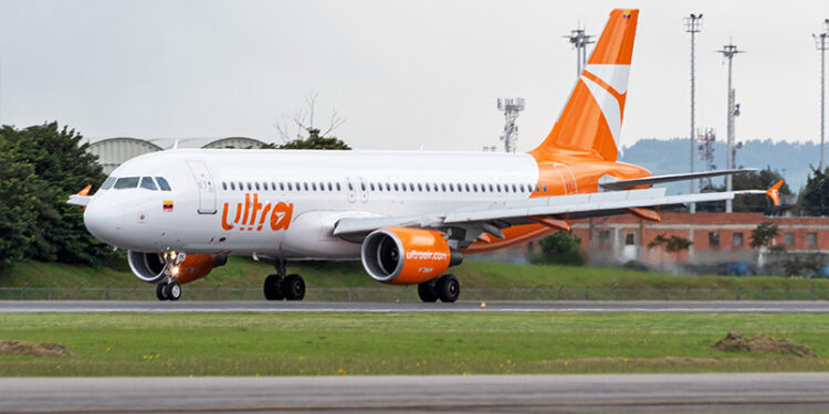 Airbus A320 de Ultra Air aterrizando en el Aeropuerto Eldorado de Bogotá.