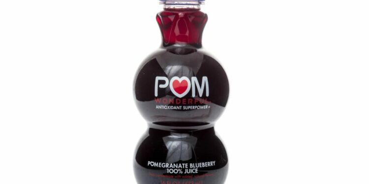 Una botella de Pom maravillosa superpotencia antioxidante zumo de granada y arándanos en un fondo aislado.