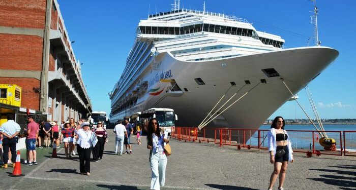 Uruguay: Cruceros Costa Fortuna y Favolosa atracan en el Puerto de Montevideo