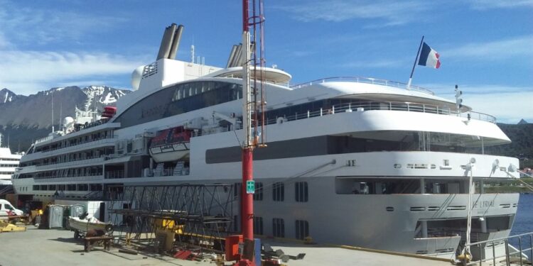 Ushuaia: un tripulante se cayó al mar cuando llegaba un crucero
