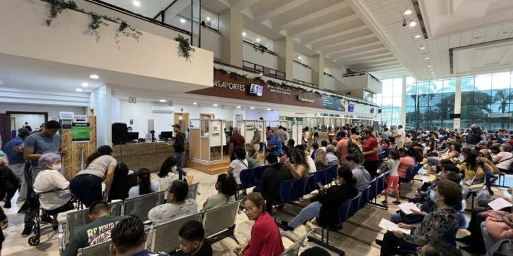 Viajeros sostienen que hay tramitadores y agentes que ofrecen ‘agilizar’ fechas para pasaportes | Comunidad | Guayaquil