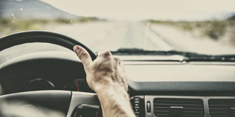 El viaje a distancias largas puede tener varios momentos de soledad al volante, y encontrar ocupaciones que no afecten la conducción es un buen ejercicio para estar más atentos al entorno