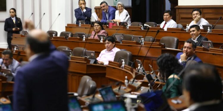 Viajes, menú de 190 soles, celulares iPhone y un sueldo de S/ 15,600: todos los beneficios que reciben los congresistas