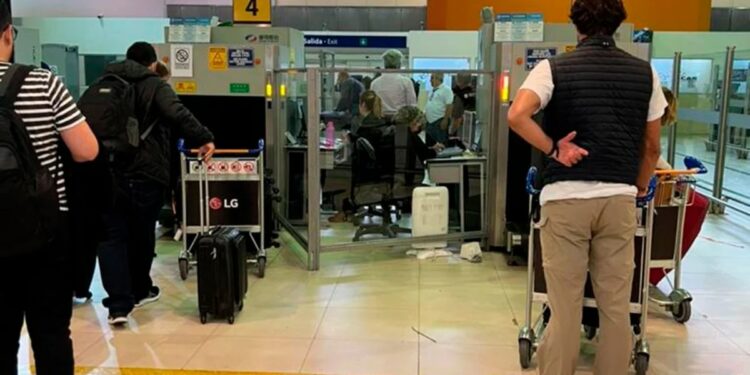 Viajes pasados, cantidad de valijas y redes sociales: qué datos pueden complicar en la Aduana a quienes traen bienes del exterior