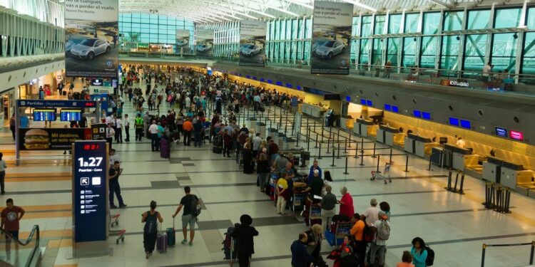 Viajes y estadías internacionales: cuáles fueron los destinos en los que más gastaron los argentinos que volaron al exterior en 2022