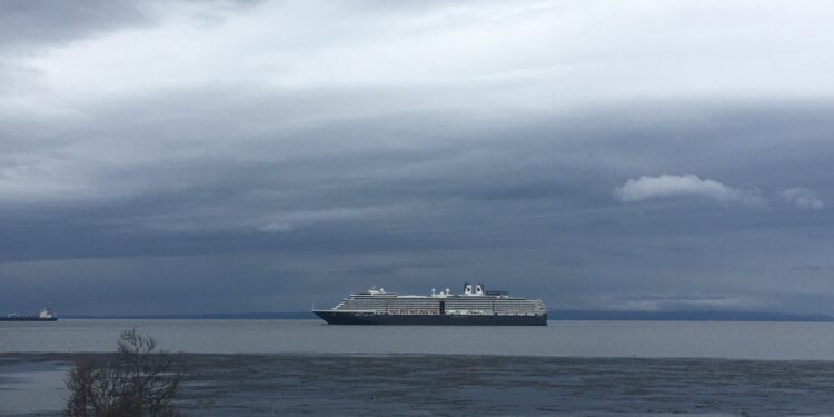 Viking Jupiter y Oosterdam arriban a Punta Arenas