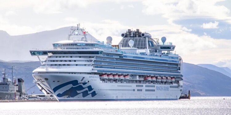 el enorme crucero que llegó a Ushuaia con una multitud de turistas