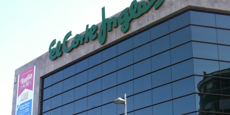 Logotipo de El Corte Inglés en la cima de un centro comercial