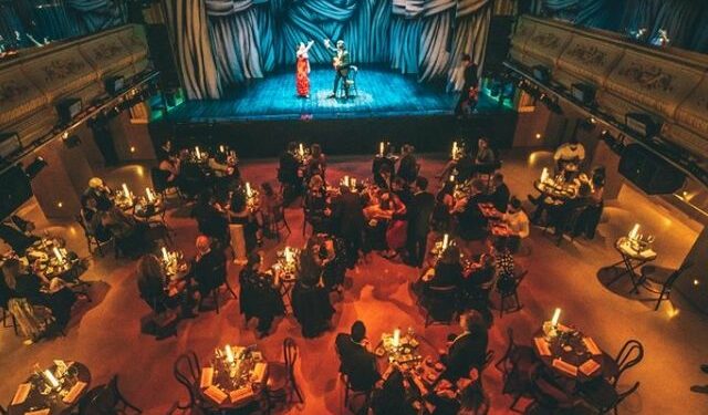 sala con mesas y escenario del teatro eslava
