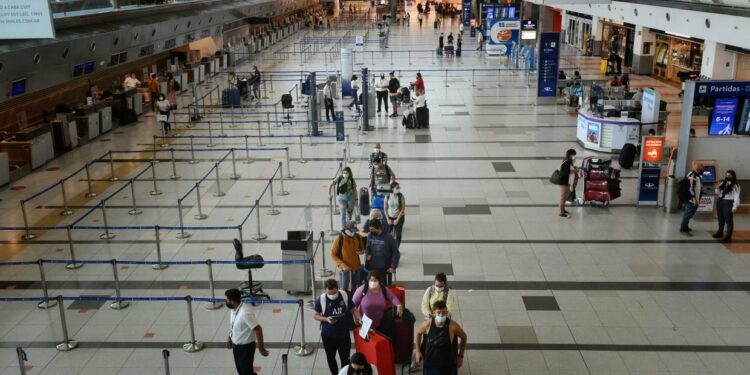 “perjudica a los pasajeros y a quienes dan trabajo en el país”