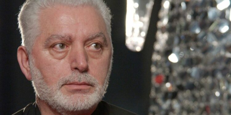 sus vidas pasadas, viajes astrales y otras experiencias paranormales del diseñador de modas