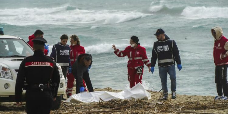 Voluntarios de la Cruz Roja recuperan cuerpos de los migrantes fallecidos en las costas de Italia