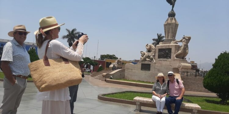 ¡Excelente noticia! 800 turistas extranjeros llegan a Trujillo en crucero Azamara Royal