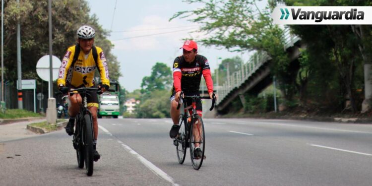 ¿Los ciclistas pueden ocupar todo el carril de una vía?