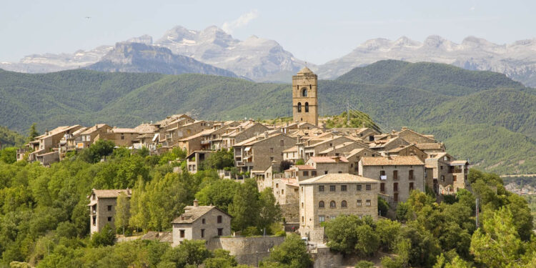 ¿Por qué el pueblo de Aínsa es el mejor destino rural para viajar en febrero?