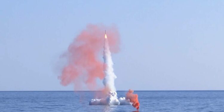 Rusia lanza un misil de crucero 'Kalibr' desde el mar de Japón – Publimetro México