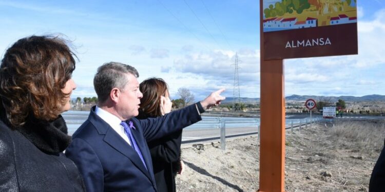 El Gobierno de Castilla-La Mancha comienza la instalación de la nueva señalización turística en la región con una inversión de 30 millones de euros
