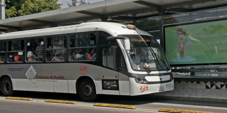 Poblanos hacen dos millones de viajes al día en transporte público