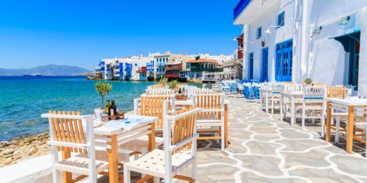5 destinos con casitas blancas que debes tener en la mira si te gusta Santorini