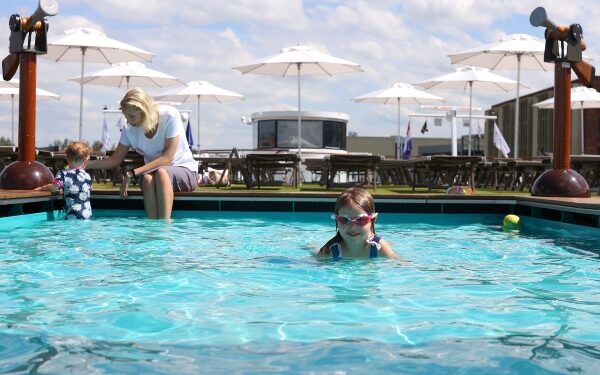 A-Rosa ofrece clases de natación infantil en A-Rosa Sena este verano