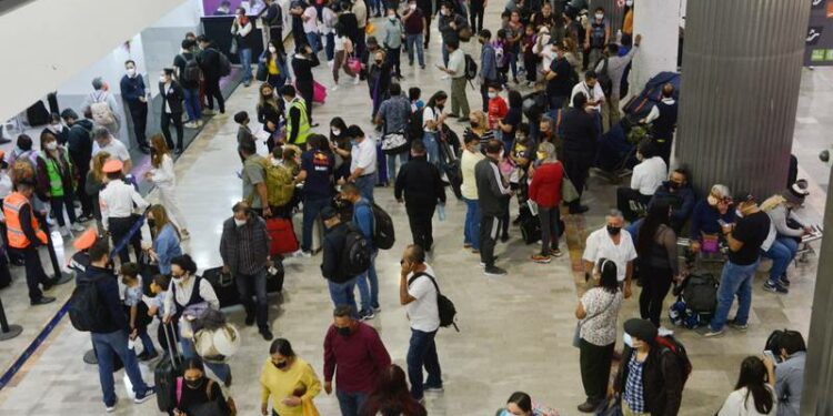 AICM ‘hasta el tope’ en vuelos, pese a la salida de viajes de carga reporta saturación – El Financiero