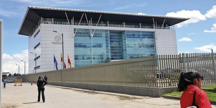 La propia Aerocivil confirmó que se adelantan investigaciones por hechos que enredan a funcionarios con las redes de tráfico de drogas. En la Fiscalía también se investigan estos casos, que serán informados al departamento antidrogas de Estados Unidos.