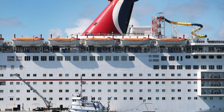 "Al final me encontrarán": la historia de un hombre que sobrevivió 20 horas en el agua tras caer de un crucero