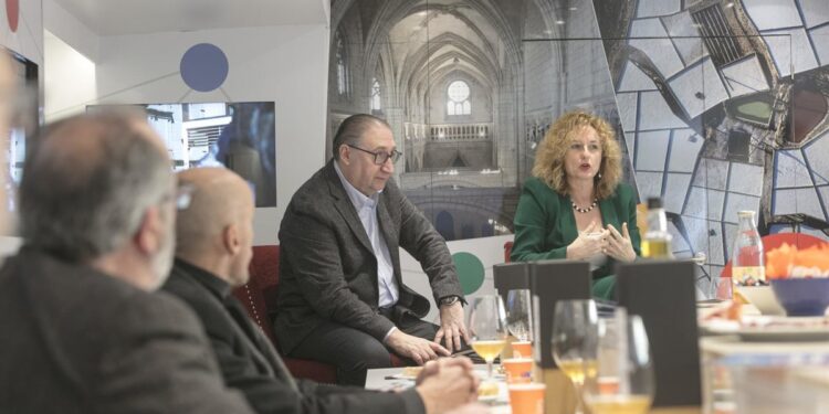 Álava y Vitoria presentan su oferta turística en Galicia con un autobús tematizado y punto de información