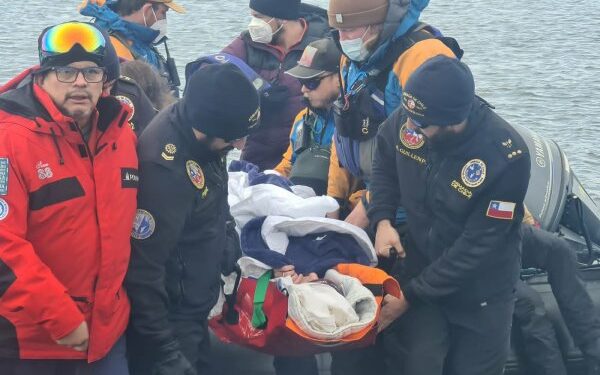 Armada apoyó evacuación médica de pasajera a bordo de crucero en Territorio Chileno Antártico