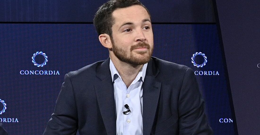 Arrestan al CFO de Tyson Foods por ebriedad pública a un mes de com...