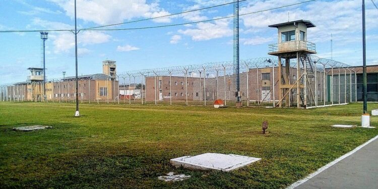 Atacaron un colectivo donde se trasladaba a agentes del Servicio Penitenciario