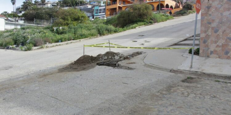 Atiende Cespe fuga de agua en un crucero de la Márquez de León