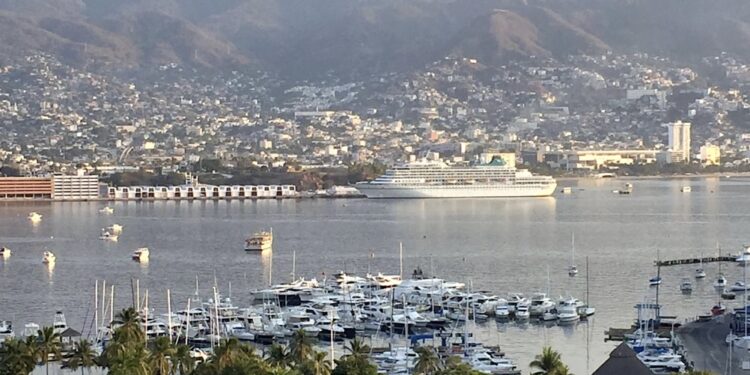 Atraca por primera vez en Acapulco el crucero MS Amera; tras 10 horas zarpa hacia Oaxaca
