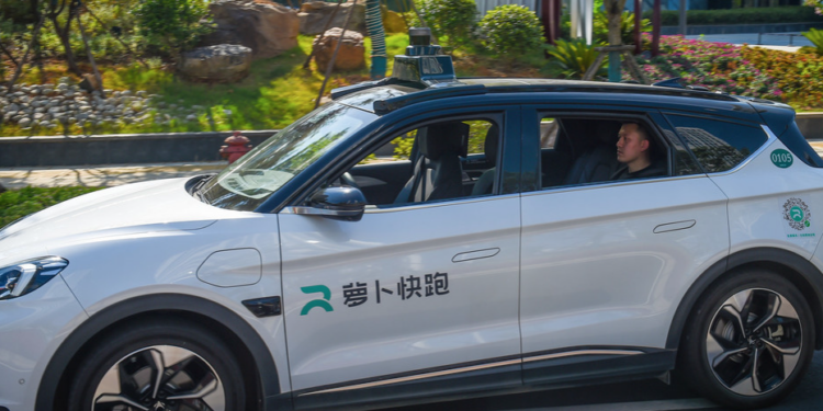 Baidu comienza a ofrecer viajes en sus robotaxis sin ningún operador humano en Pekín