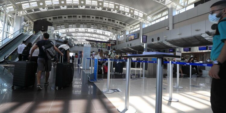 Baja del tipo de cambio permite a ticos sacar más provecho a sus colones en viajes al extranjero