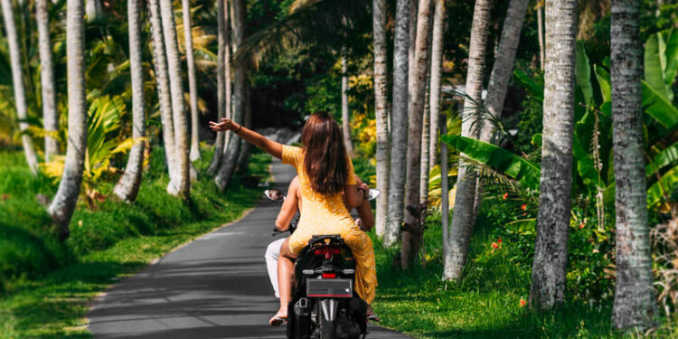 Turistas en Bali conduciendo una moto
