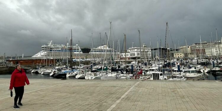 CRUCEROS A CORUÑA El 'Aida Bella' atraca en el puerto coruñés con ayuda de remolcadores por el temporal