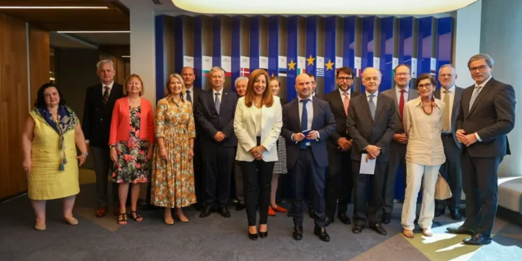 Carreras compartió los ejes estratégicos de Río Negro con la Unión Europea