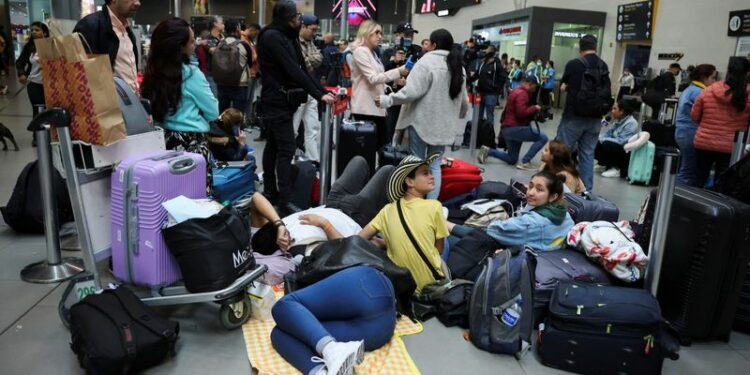 Imagen de arachivo. Pasajeros esperan una solución después de quedar varados por la decisióin de Viva Air de suspender sus operaciones por las dificultades financieras que atraviesa para operar, en el Aeropuerto El Dorado de Bogotá, Colombia, 28 de febrero, 2023. REUTERS/Luisa González