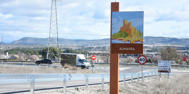 Comienza la instalación de la nueva señalización turística en Castilla-La Mancha con una inversión de 30 millones de euros