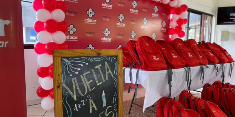Compañía beneficia con entrega de kits escolares a comunidad de Belén