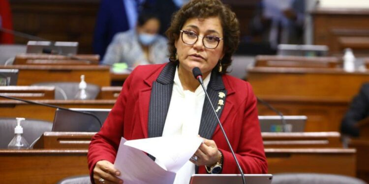 Congresista Montezza defiende viajes al exterior | POLITICA