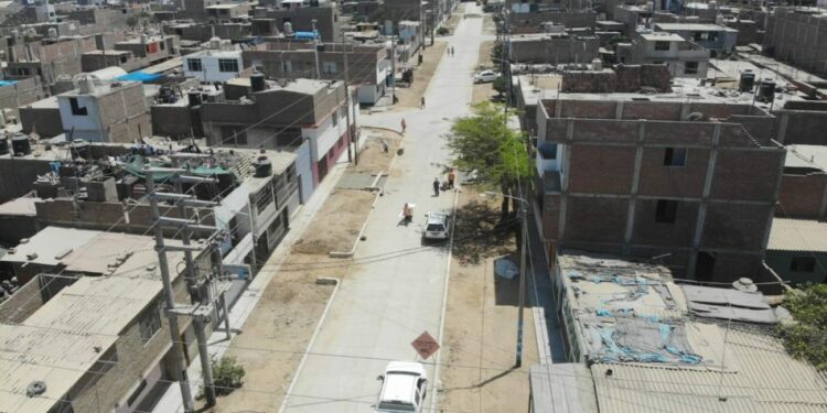 Construcción de pistas y veredas de Miramar al % 85 de avance