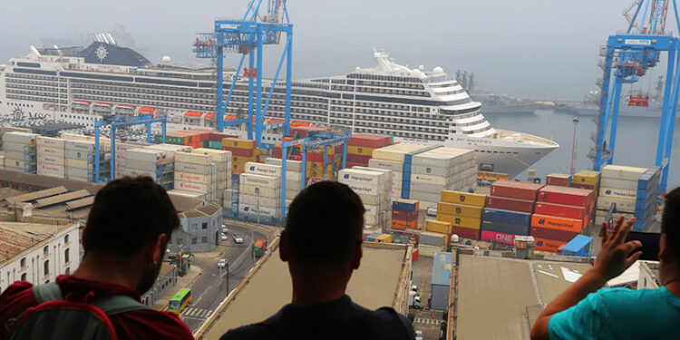 Crucero “Hanseatic Inspartion” atracó al puerto de Valparaíso
